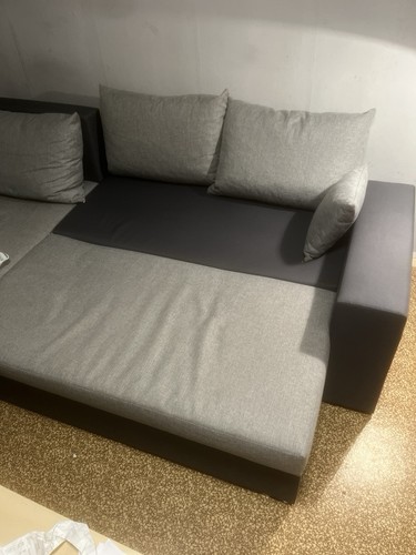 Graues sofa mit - graues,